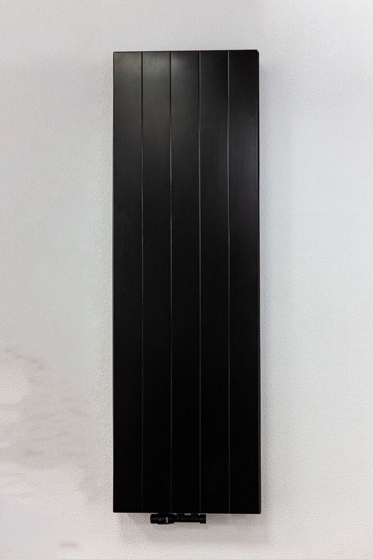 ECA Verticale radiator gegroefde voorzijde – Mat Zwart (Ral 9005)- 200×70 cm Type 22 – 3952 watt
