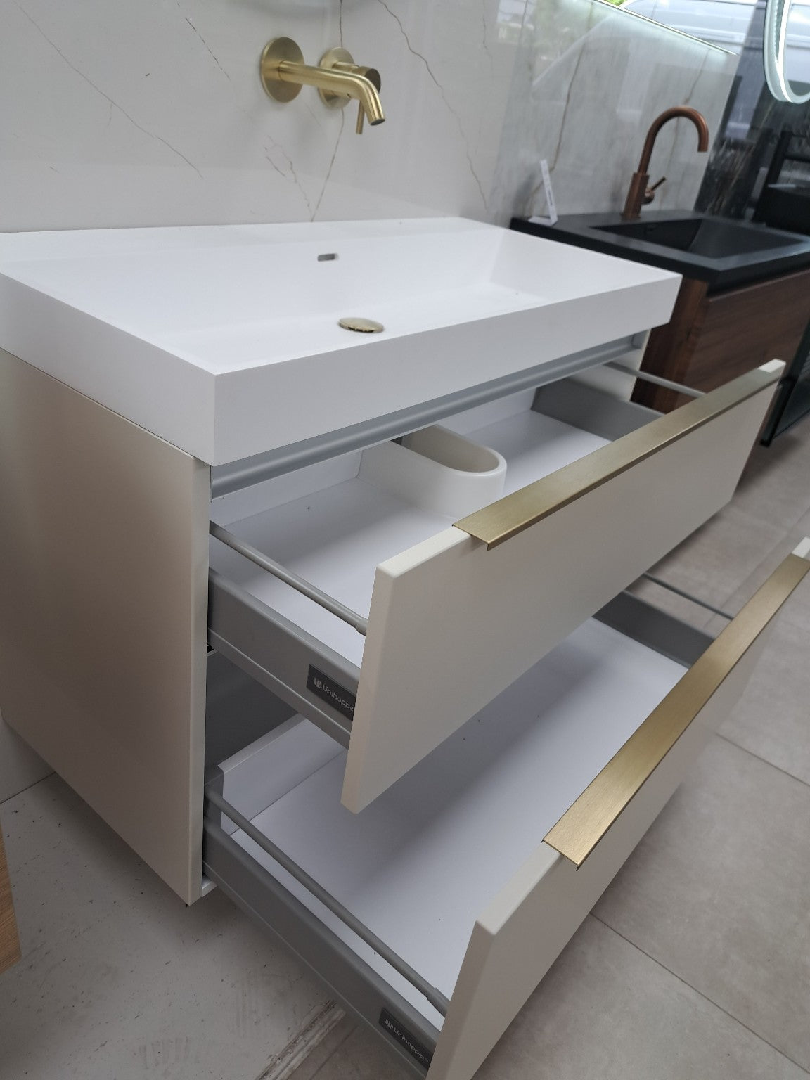 ARTLINE ONDERKAST VERHOOGD ASYMMETRISCH MET GREEPLIJST IN KORPUS KLEUR 100X47X62 CM