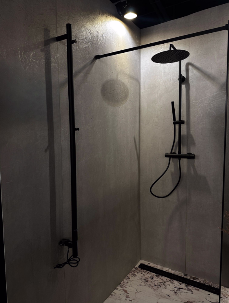 licht-grijs-wandpaneel-in-douche